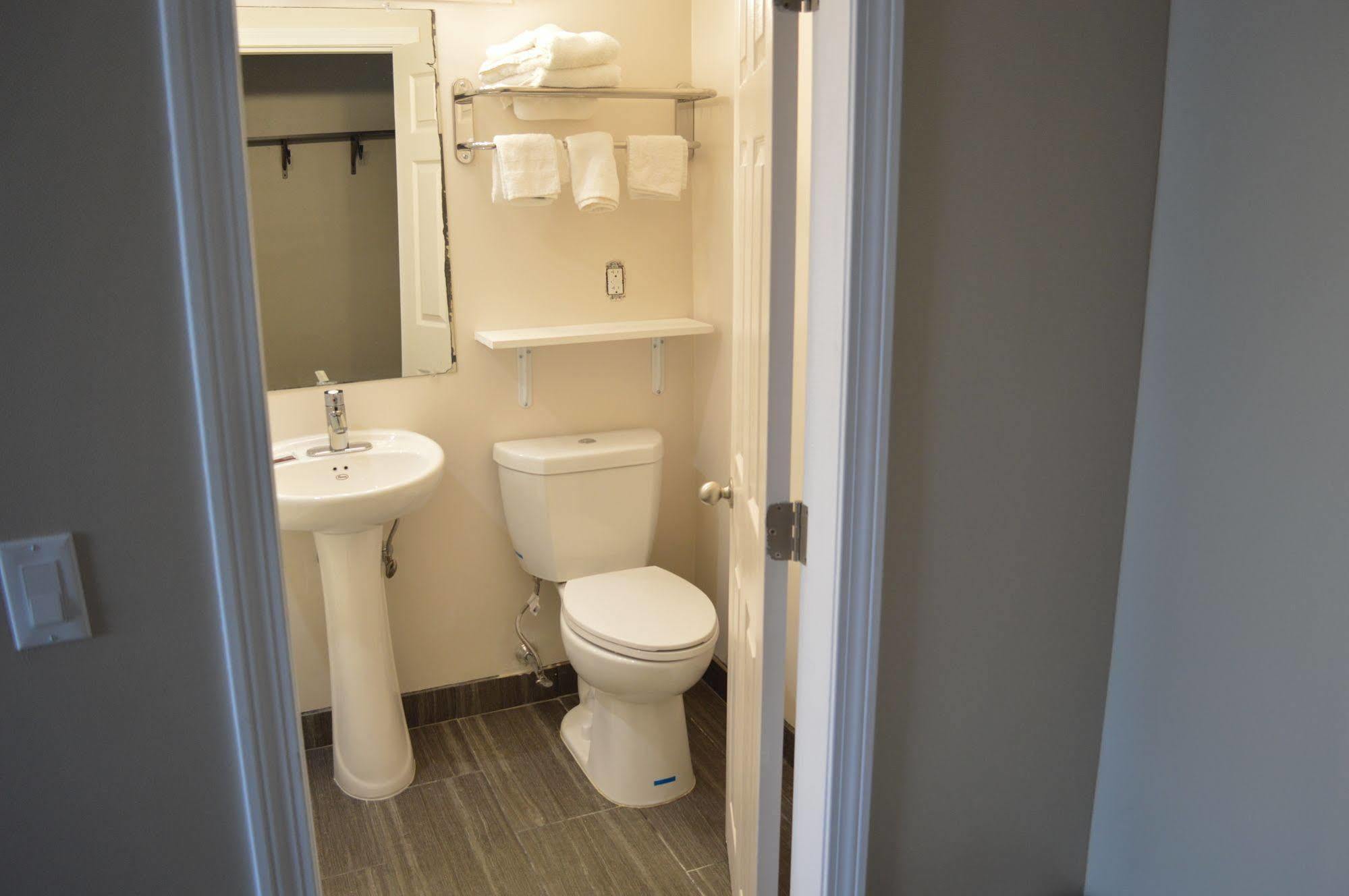 Nashoba Valley Inn & Suites Ayer エクステリア 写真