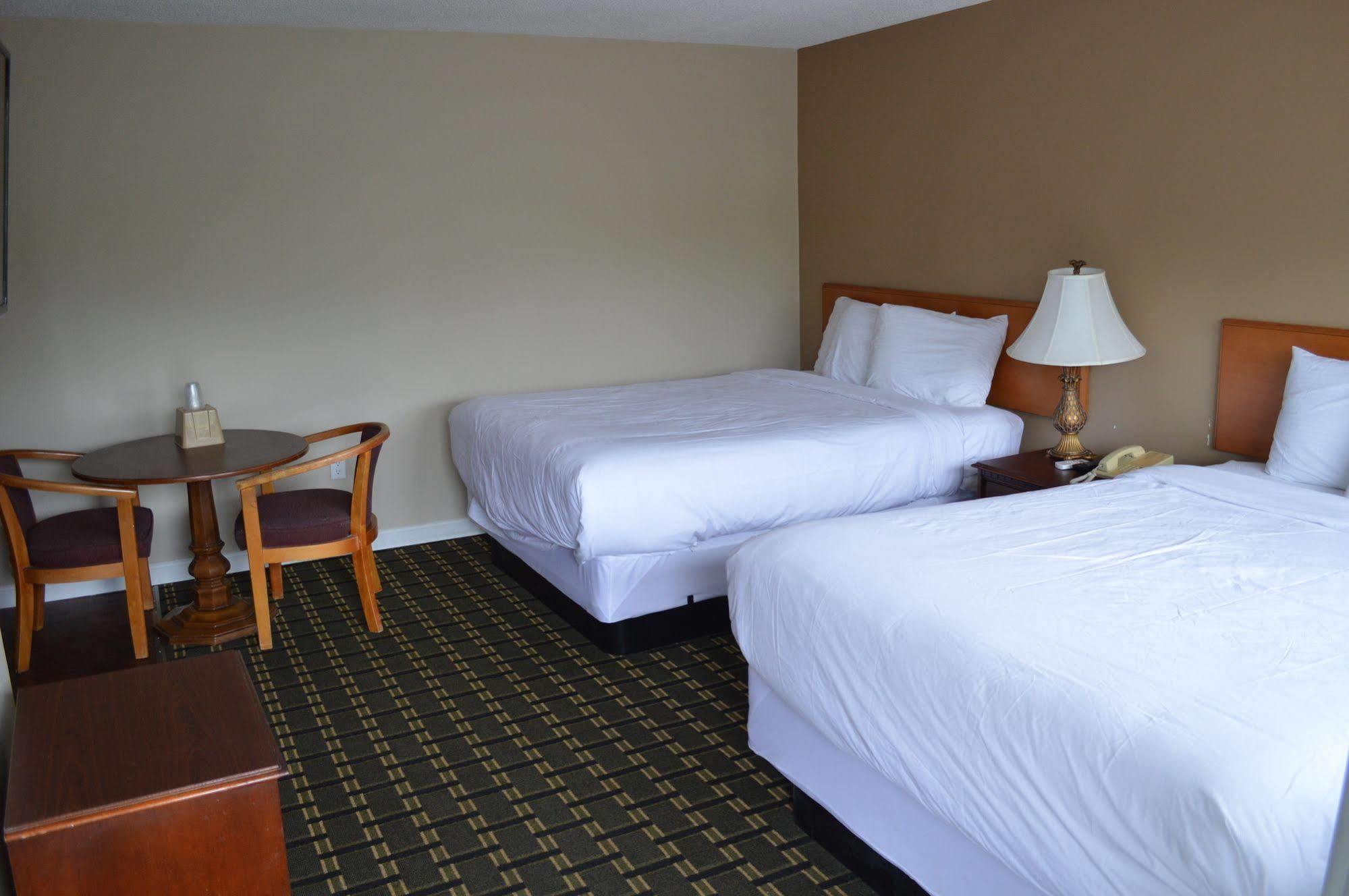 Nashoba Valley Inn & Suites Ayer エクステリア 写真